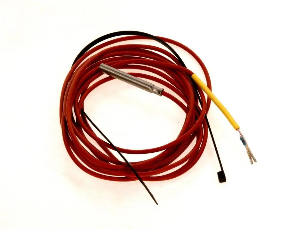 Rote und schwarze Kabel mit einem Temperatursensor von Bosch, der eine Metallspitze aufweist. Der Sensor ist für Temperaturmessungen geeignet.